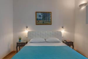 A bed or beds in a room at Residenza D'Epoca Historia Luxury Boutique
