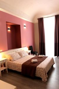 sypialnia z łóżkiem z dwoma ręcznikami w obiekcie B&B Terre di Catania w Katanii