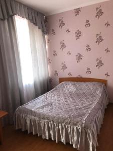 سرير أو أسرّة في غرفة في Guest House Coastal