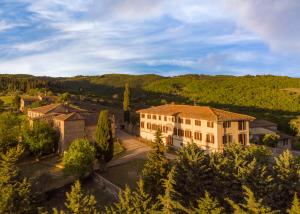 - une vue aérienne sur un bâtiment d'un village dans l'établissement Casafrassi, à Castellina in Chianti