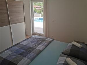 Galeriebild der Unterkunft Beachfront House Robert with Pool in Cesarica