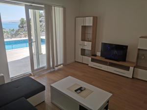 Galeriebild der Unterkunft Beachfront House Robert with Pool in Cesarica