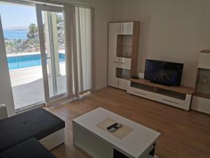 Galeriebild der Unterkunft Beachfront House Robert with Pool in Cesarica