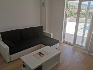 Galeriebild der Unterkunft Beachfront House Robert with Pool in Cesarica