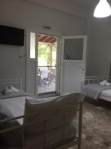 a bedroom with two beds and a sliding glass door at Villa Maria in Ofrínion