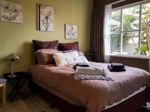um quarto com uma cama grande e uma janela em 9 on Kiebitz em Swakopmund