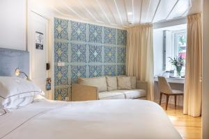 Un pat sau paturi într-o cameră la Santiago de Alfama - Boutique Hotel