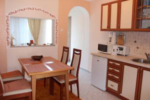 uma cozinha com uma mesa e uma sala de jantar em Aura em Jadranovo