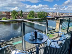 Un balcon sau o terasă la Principal Apartments - Clyde Waterfront Apartments