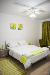 Postel nebo postele na pokoji v ubytování Spacious and cozy 3BD+Terrace Couples Apartment