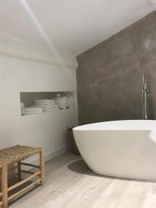 un bagno con una grande vasca bianca in una stanza di Antichambre a Nîmes