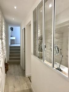 a hallway with a glass shower in a house at Antichambre in Nîmes