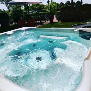 Bazén v ubytovaní La Grotta Hotel alebo v jeho blízkosti