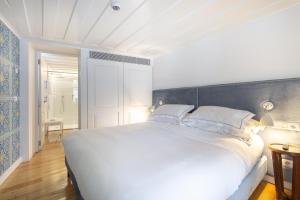 Postel nebo postele na pokoji v ubytování Santiago de Alfama - Boutique Hotel