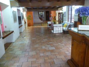 pasillo con suelo de baldosa en un edificio en Hotel Trébol, en Oaxaca City
