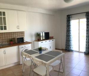 a kitchen with a table and chairs in a room at Charco Las Damas in Playa de San Juan