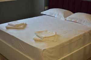 Airen Hotel Velipoje 객실 침대