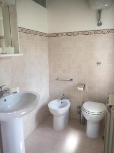 a bathroom with a sink and a toilet at CASA RENATA in Castellabate