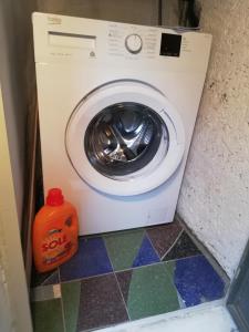 una lavadora y secadora con un detergente sentado al lado en Cà alla Pòssa, en Malcesine