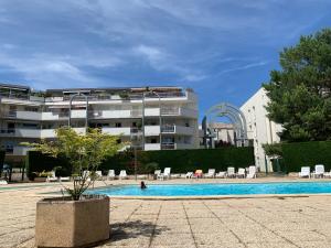une piscine en face d'un bâtiment dans l'établissement Fontainespa21, à Fontaine-lès-Dijon