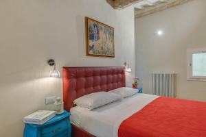 A bed or beds in a room at Residenza D'Epoca Historia Luxury Boutique