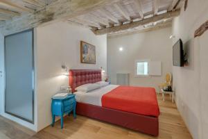 A bed or beds in a room at Residenza D'Epoca Historia Luxury Boutique