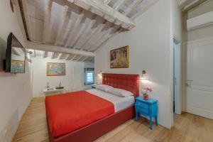 A bed or beds in a room at Residenza D'Epoca Historia Luxury Boutique