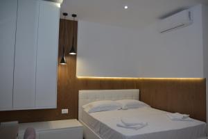 Airen Hotel Velipoje 객실 침대