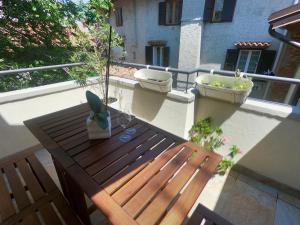 a wooden table on a balcony with a sink at Casa Calle Pescheria in Grado