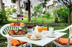a table with a plate of bread and orange juice at B&B Villa Rosalinda in Dongo