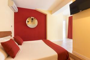 A bed or beds in a room at Metropolitan Suites Még 37 kép