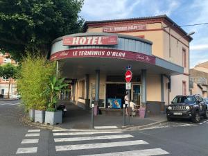 un hôtel au coin d'une rue dans l'établissement Le Terminus d'Albi, à Albi