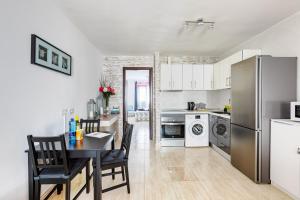 cocina con mesa de comedor y nevera en Apartment Princesa Bitacora, en Puerto del Carmen