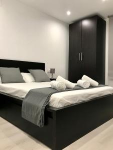 een slaapkamer met een groot bed met witte lakens bij Casa Cumbre del Sol in Benitachell
