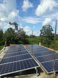 grupa paneli słonecznych na dachu w obiekcie El Sol w mieście Leticia