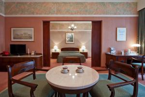 Гостиная зона в Grand Hotel