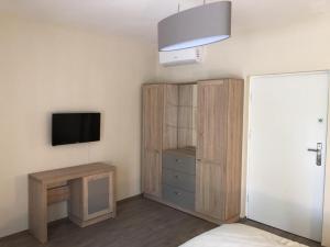 A television and/or entertainment centre at Napsugár Club és Panzió