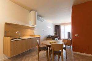 Kuchyň nebo kuchyňský kout v ubytování Metropolitan Suites