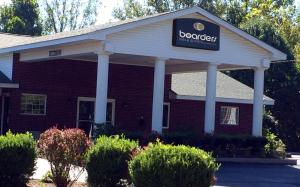 un bâtiment avec un panneau à l'avant dans l'établissement Boarders Inn & Suites by Cobblestone Hotels - Ashland City, à Ashland City