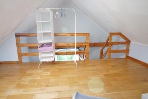 een kamer met een witte plank en een houten vloer bij Home3city Wakacyjny in Sopot