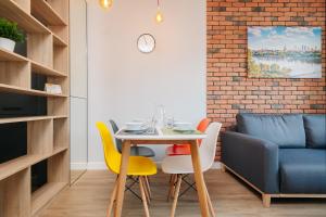 - une salle à manger avec une table et des chaises dans l'établissement Stare Bielany 2-Bedroom Apartment, à Varsovie