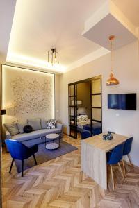 E13 - Elegant Apartment في بودابست: غرفة معيشة مع أريكة وطاولة
