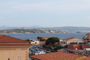 een luchtzicht op een stad met water bij Clelia's Boutique Rooms & Suites in La Maddalena