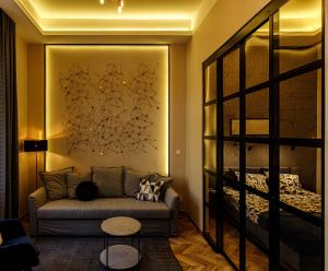 E13 - Elegant Apartment في بودابست: غرفة معيشة مع أريكة وسرير