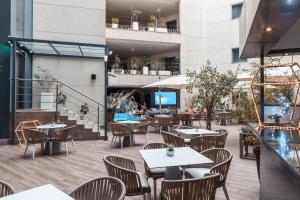 Lounge nebo bar v ubytování AZ Hôtels Zeralda