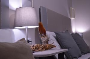 a lamp sitting on a table next to a couch at Musica Guest House in Alghero