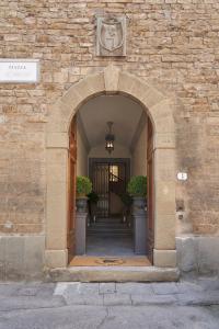 un arco en un edificio con macetas en Peruzzi Urban Residences, en Florencia