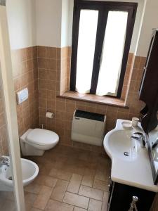 een badkamer met een toilet en een wastafel bij Appartment- Garofano in Apecchio