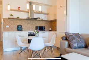 eine Küche und ein Wohnzimmer mit einem Sofa und einem Tisch in der Unterkunft LaNi Lux View Apartment with Pool in Kotor