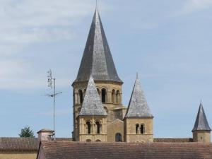 eine Kirche mit drei Türmen auf einem Gebäude in der Unterkunft La Maison de Jules in Paray-le-Monial